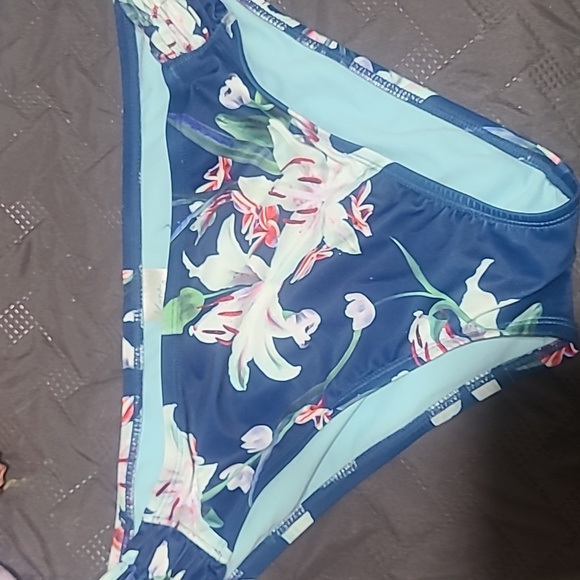 Blue flower print bikini - Picture 3 of 3